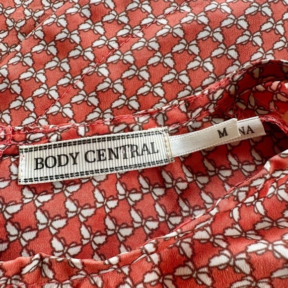 BODY CENTRAL, NWOT, LIGHTWEIGHT, SLEEVELESS BLOUSE WITH BUTTON BACK. SIZE M - Picture 7 of 8